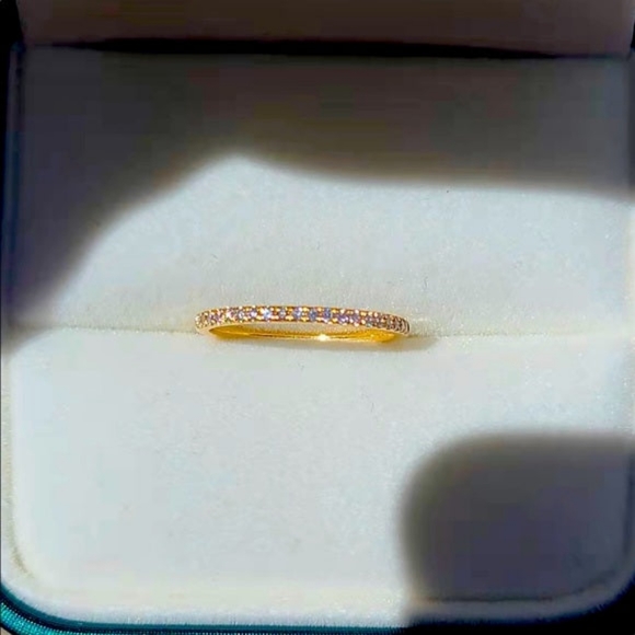 Solid 18k gold diamond band - Picture 3 of 11